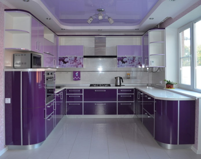fioletowy sufit w kuchni