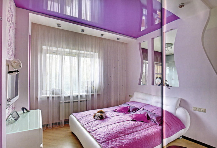 purpurinės lubos miegamajame