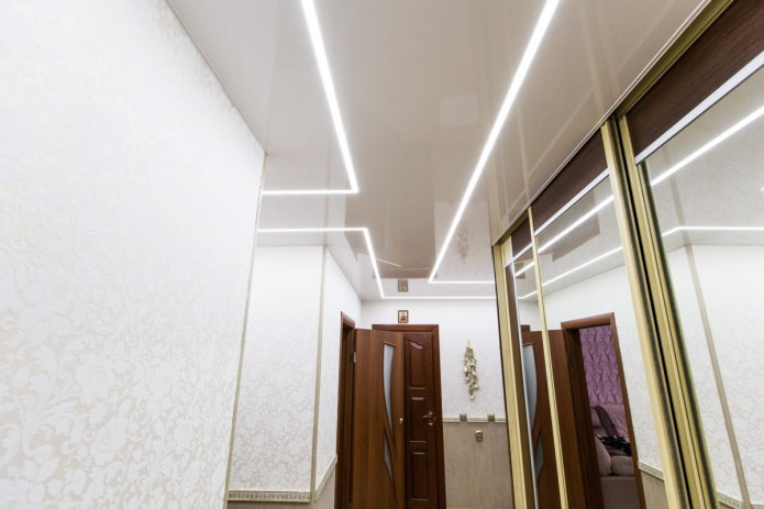 svetlé čiary na strope v interiéri