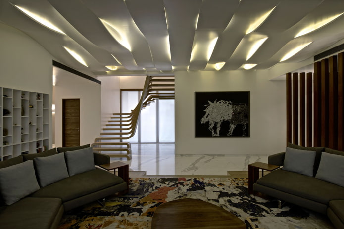 tvarovaný stropní design s podsvícením