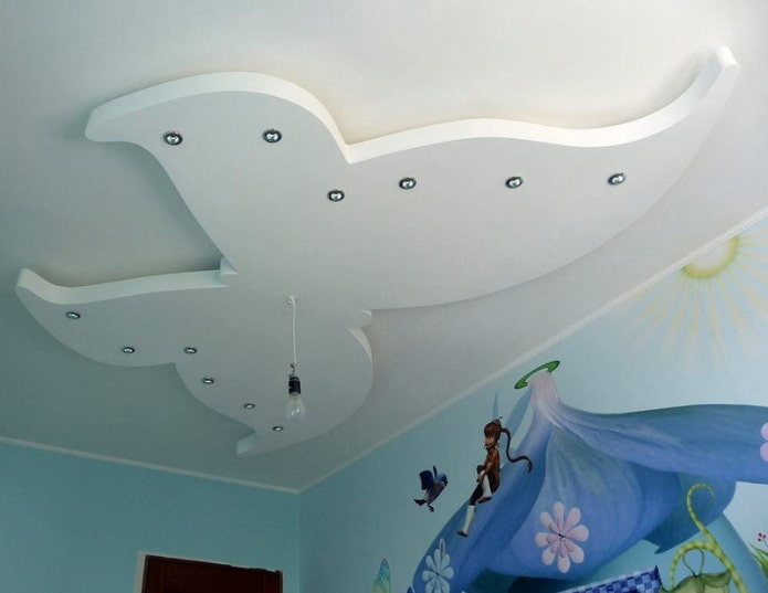 plafond figuré en forme de papillon