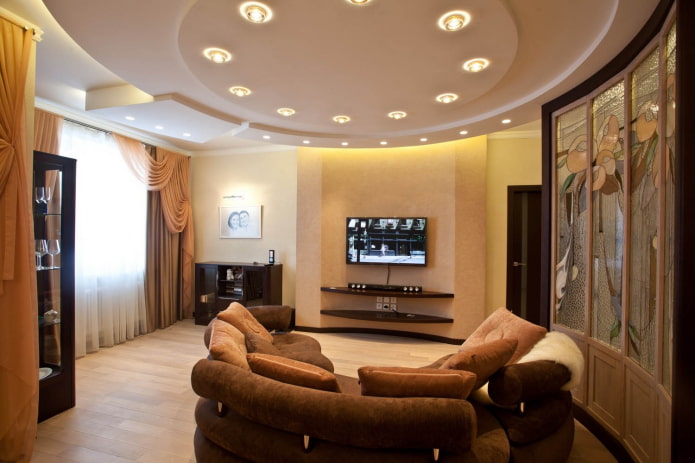 tvarovaný stropný dizajn v obývacej izbe