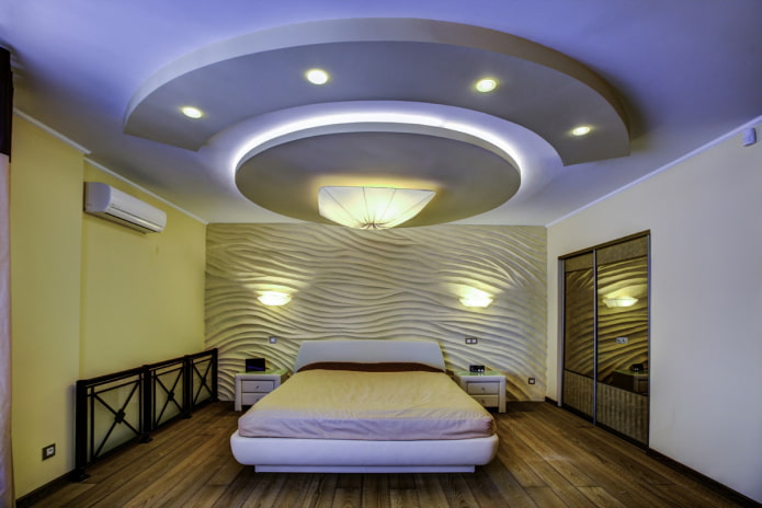 tvarovaný stropný dizajn v spálni