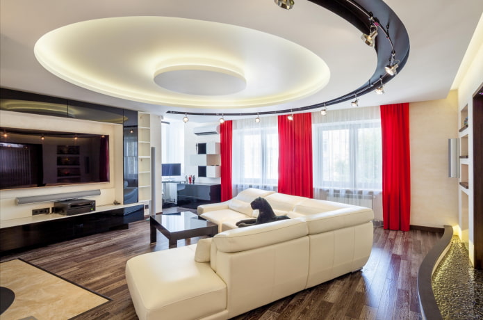 tvarovaný stropní design v obývacím pokoji
