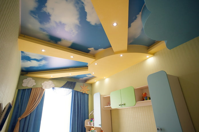 stropní design v podobě slunce v dětském pokoji