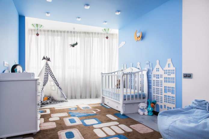 tissu stretch bleu dans la chambre de bébé