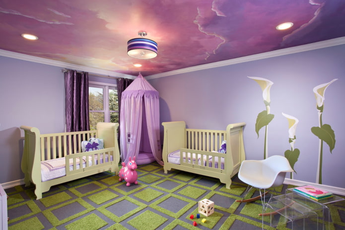 fioletowy sufit w pokoju dziecinnym