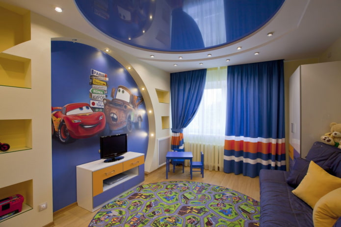 takdesign i ett rum för en pojke