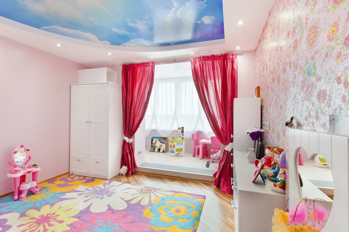 himmel med skyer i loftet i et barns værelse