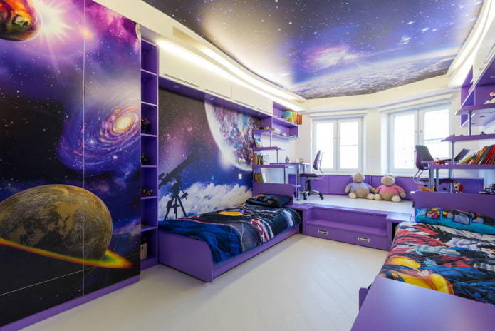 espace au plafond dans une chambre d'enfant