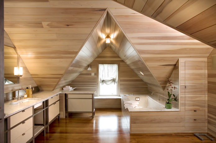 soffitto in legno all'interno del bagno
