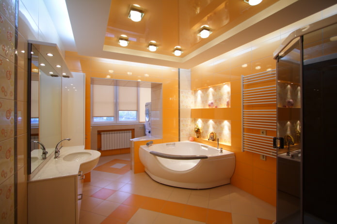pomarańczowy sufit we wnętrzu łazienki