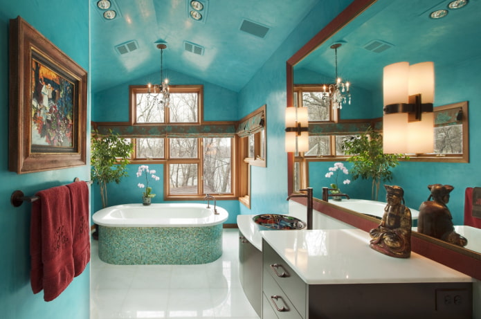 plafond turquoise à l'intérieur de la salle de bain