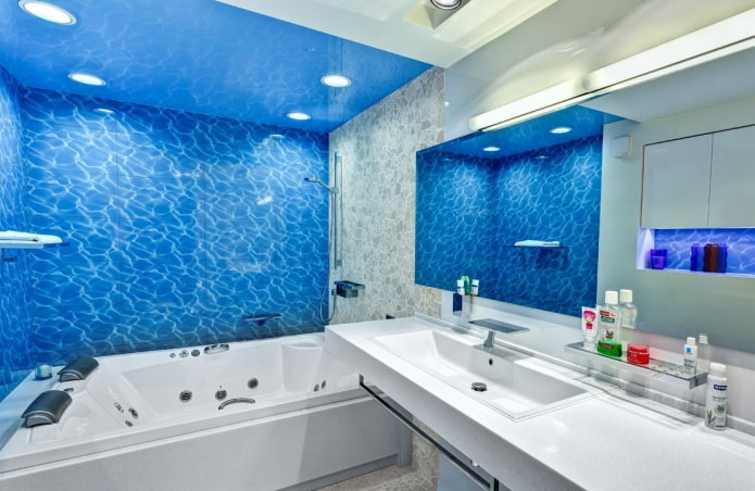 mėlynos lubos vonios kambario interjere