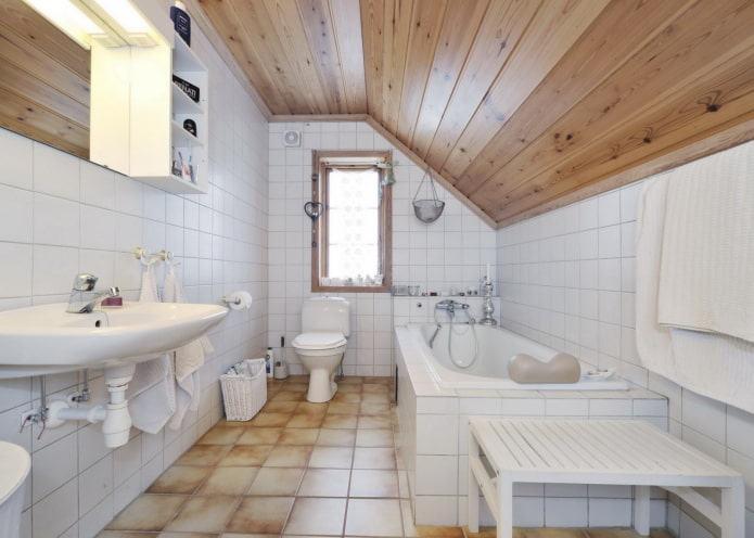 design del soffitto all'interno della vasca da bagno attico