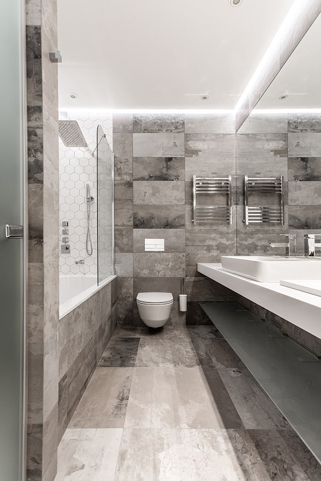conception du plafond dans la salle de bain combinée avec les toilettes