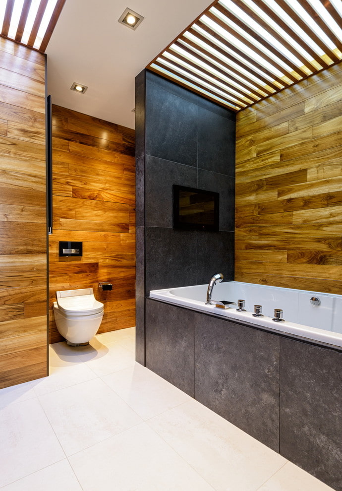 conception du plafond dans la salle de bain combinée avec les toilettes