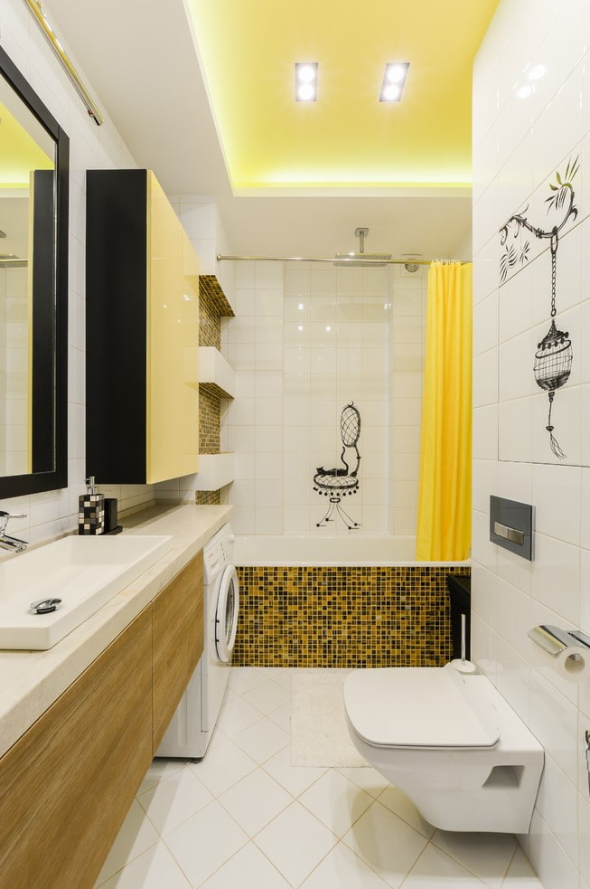 design del soffitto in bagno combinato con la toilette
