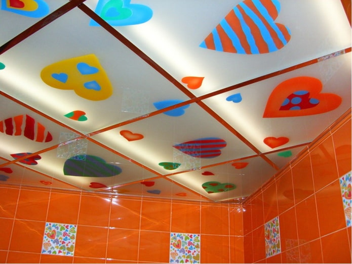plafond avec des autocollants décoratifs