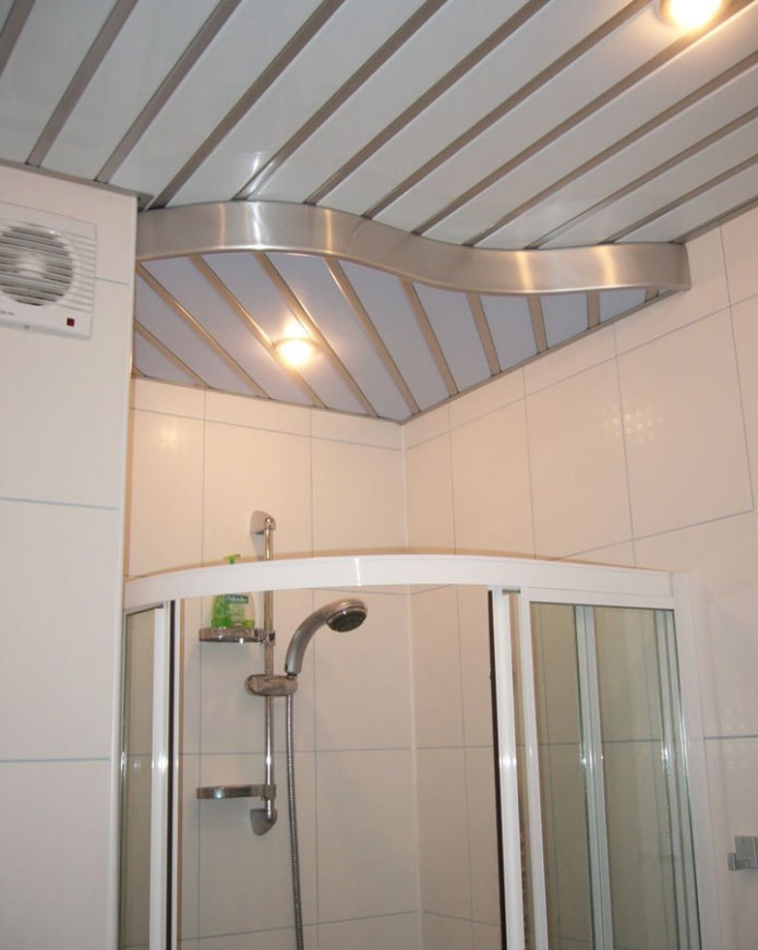 panneaux de plafond en aluminium dans la salle de bain