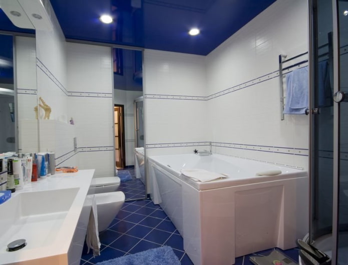 plafond bleu dans la salle de bain