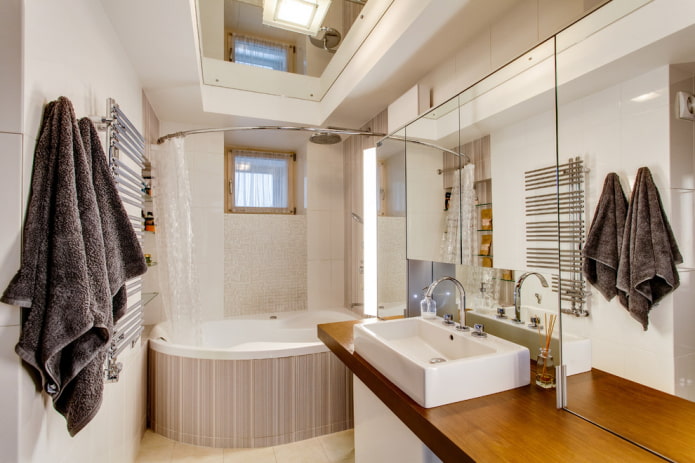 огледален таван в интериора на банята