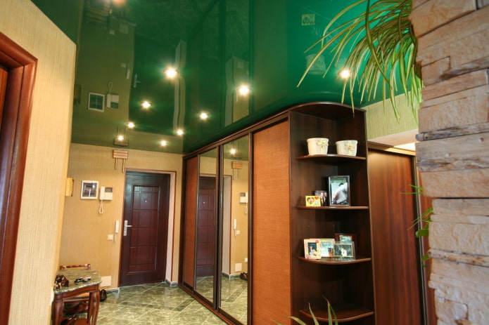 зелен таван в коридора