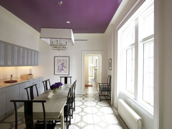 purpurinės lubos virtuvės interjere