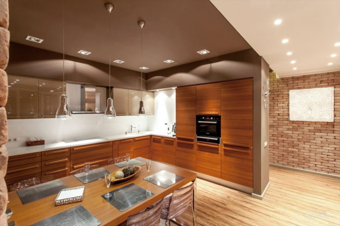 plafond brun à l'intérieur de la cuisine
