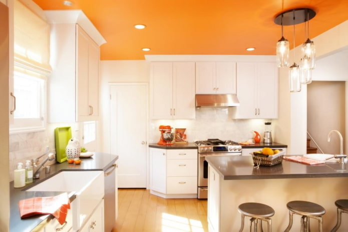oranžový strop v interiéru kuchyně
