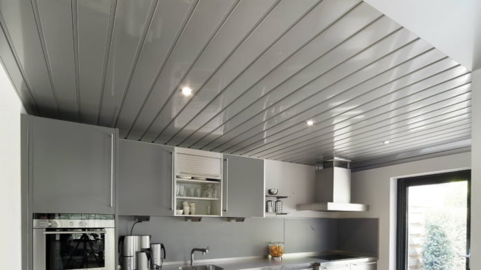 panneaux de plafond en aluminium dans la cuisine