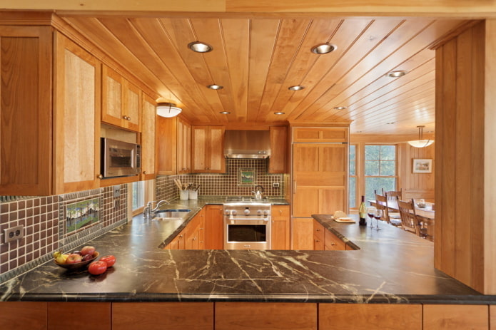 paneles de techo de madera en la cocina