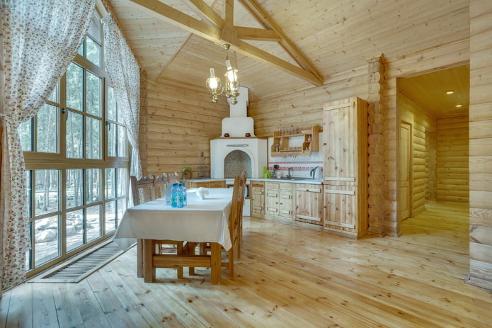 การออกแบบเพดานในการตกแต่งภายในของห้องครัวในบ้านไม้