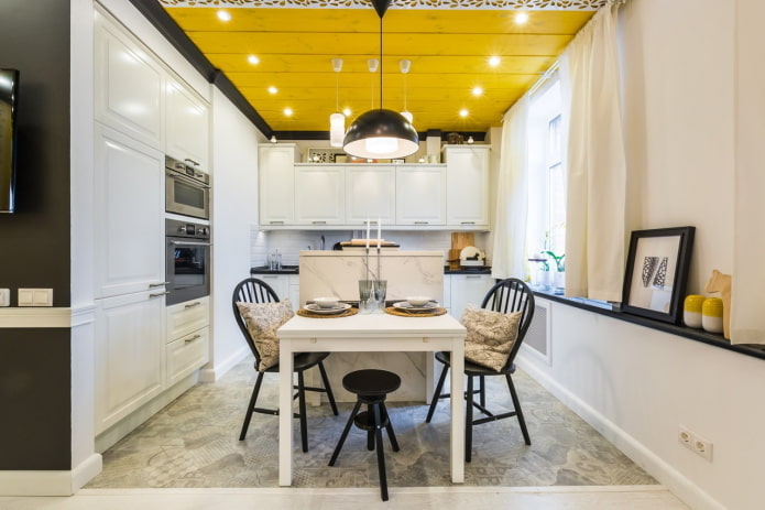 žlutý strop v kuchyni