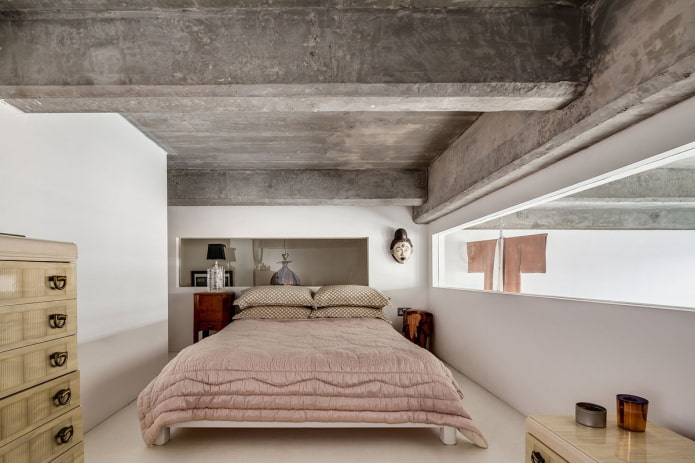 betona griesti guļamistabas interjerā