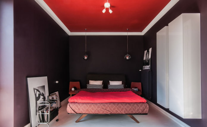 crveni strop u unutrašnjosti spavaće sobe