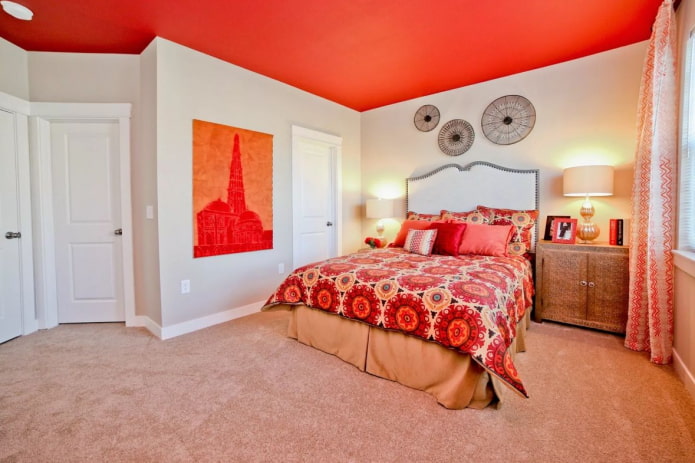 sarkani griesti guļamistabas interjerā