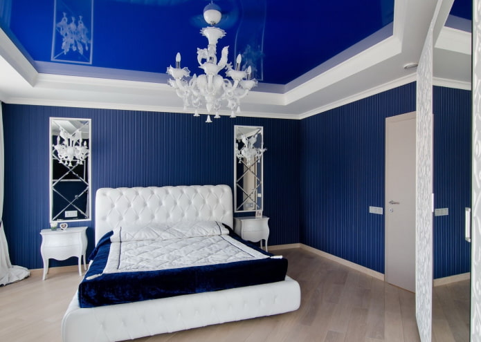 modrý strop v interiéri spálne