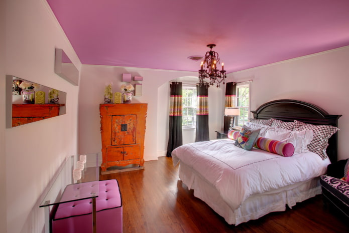 lyserødt loft i soveværelset interiør