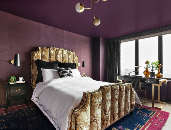 fioletowy sufit we wnętrzu sypialni