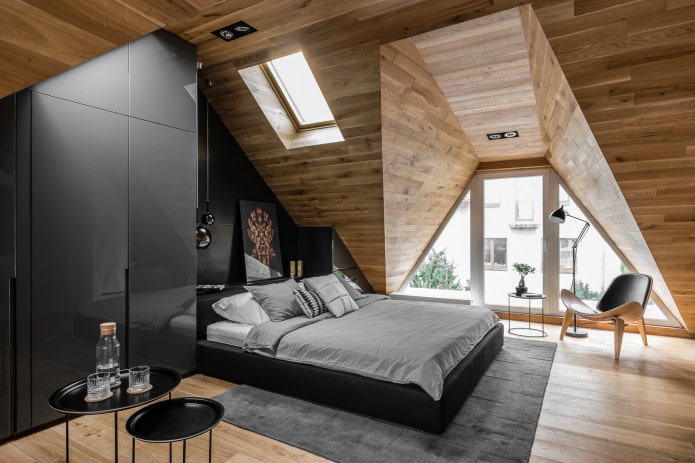 podkrovní ložnice design stropu