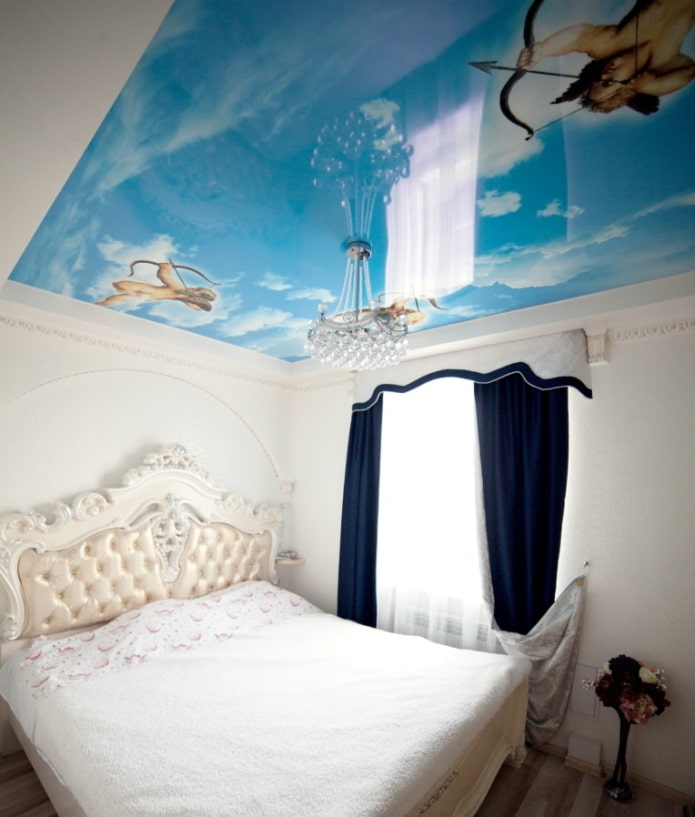 stampa fotografica sul soffitto all'interno della camera da letto