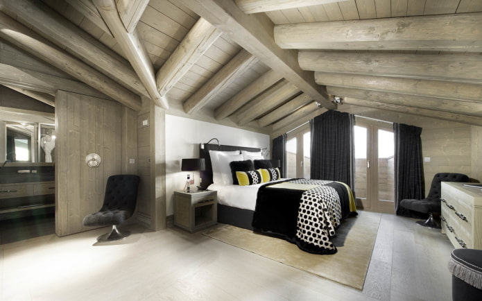 podkrovní ložnice design stropu