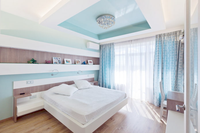 dvojfarebný stropný dizajn v spálni