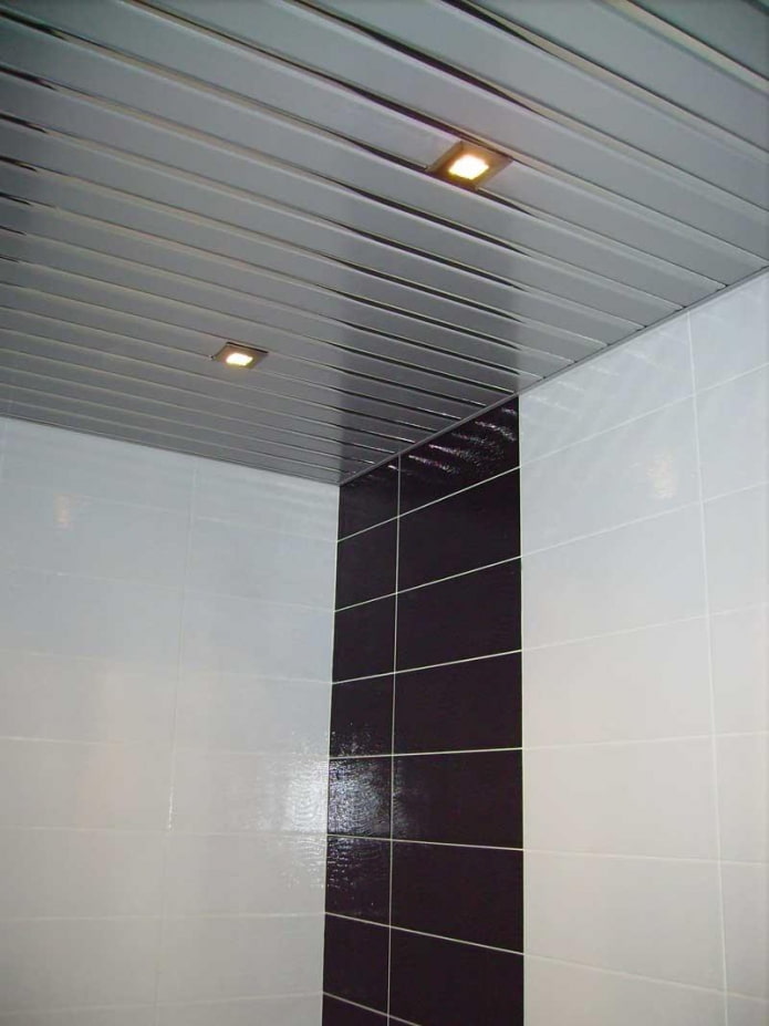 stalak ovješena konstrukcija u kupaonici