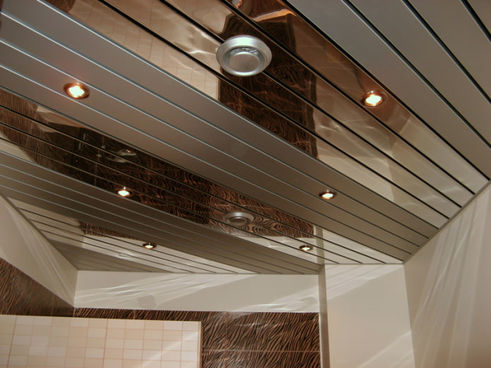 stojan zavěšená konstrukce v koupelně