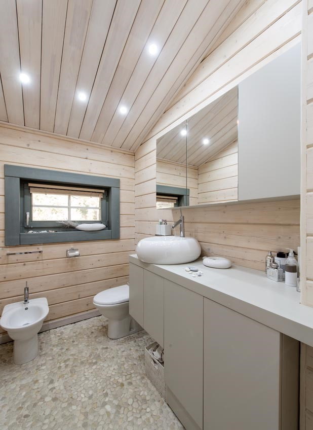 drewniany sufit w łazience