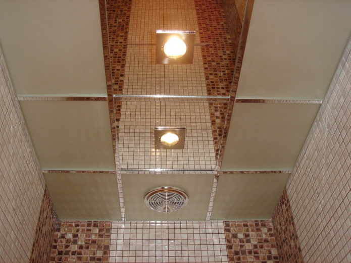 diseño de techo con espejo en el baño