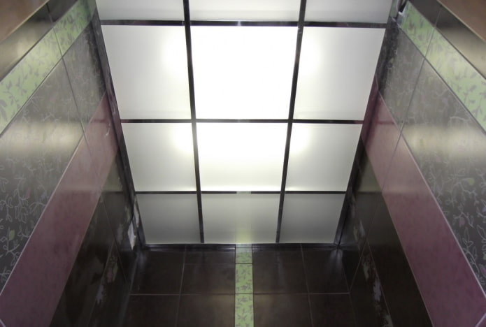 conception de plafond en verre dans la salle de bain