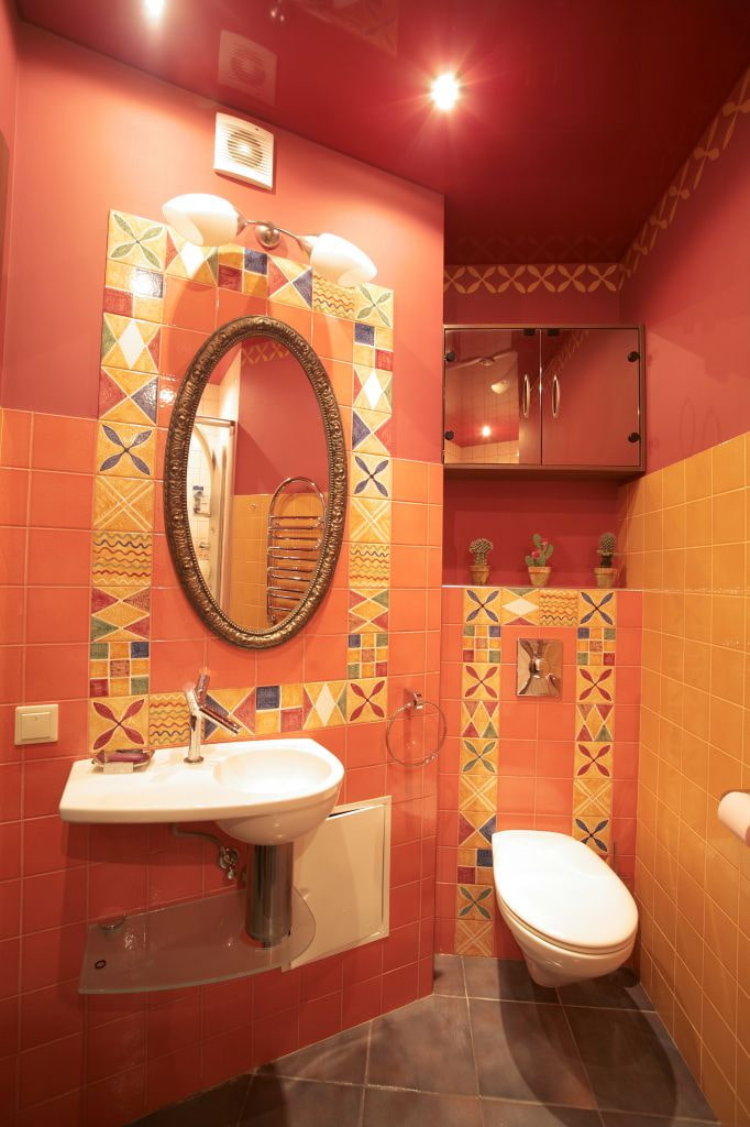 raudona ištempta drobė vonios kambaryje